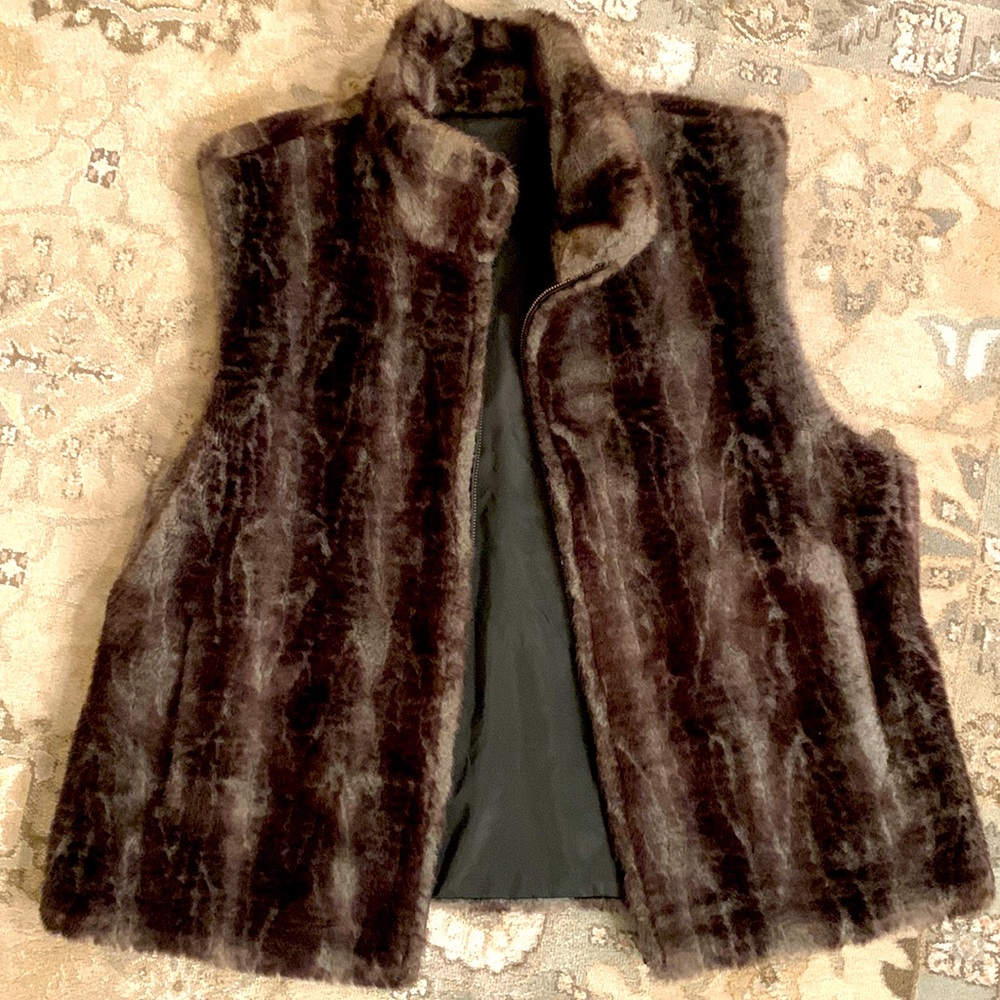 Faux fur vest with four pockets and zipper